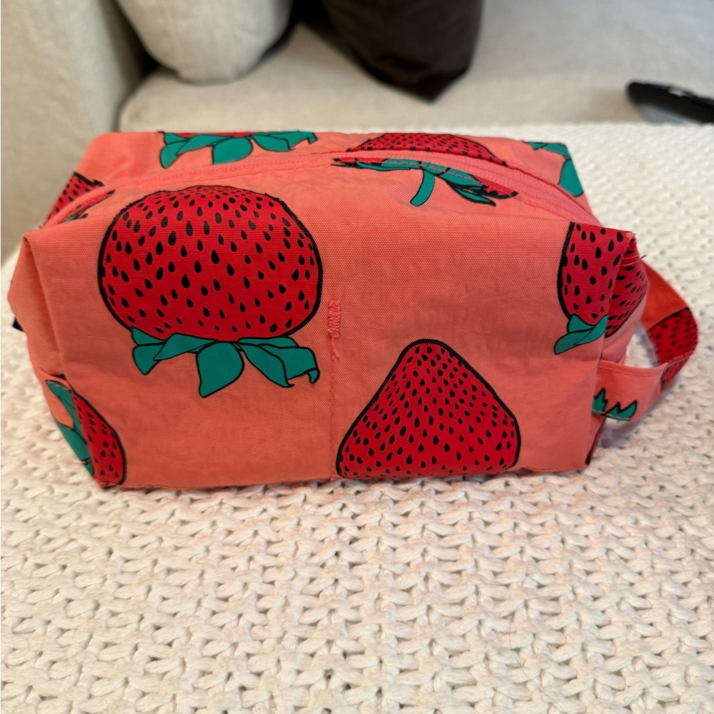 BAGGU Strawberry Print Dopp Kit Toiletry Bag